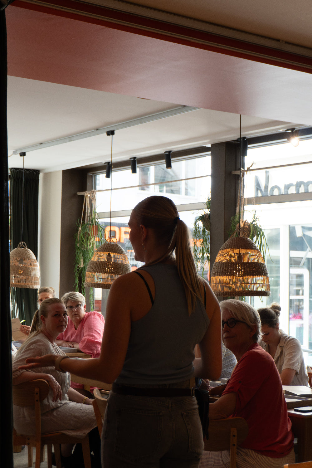 Instruktør fra Smyk og Hyg står og taler foran en gruppe fra en virksomhed, som har booket et firmaevent hos Smyk & Hyg.