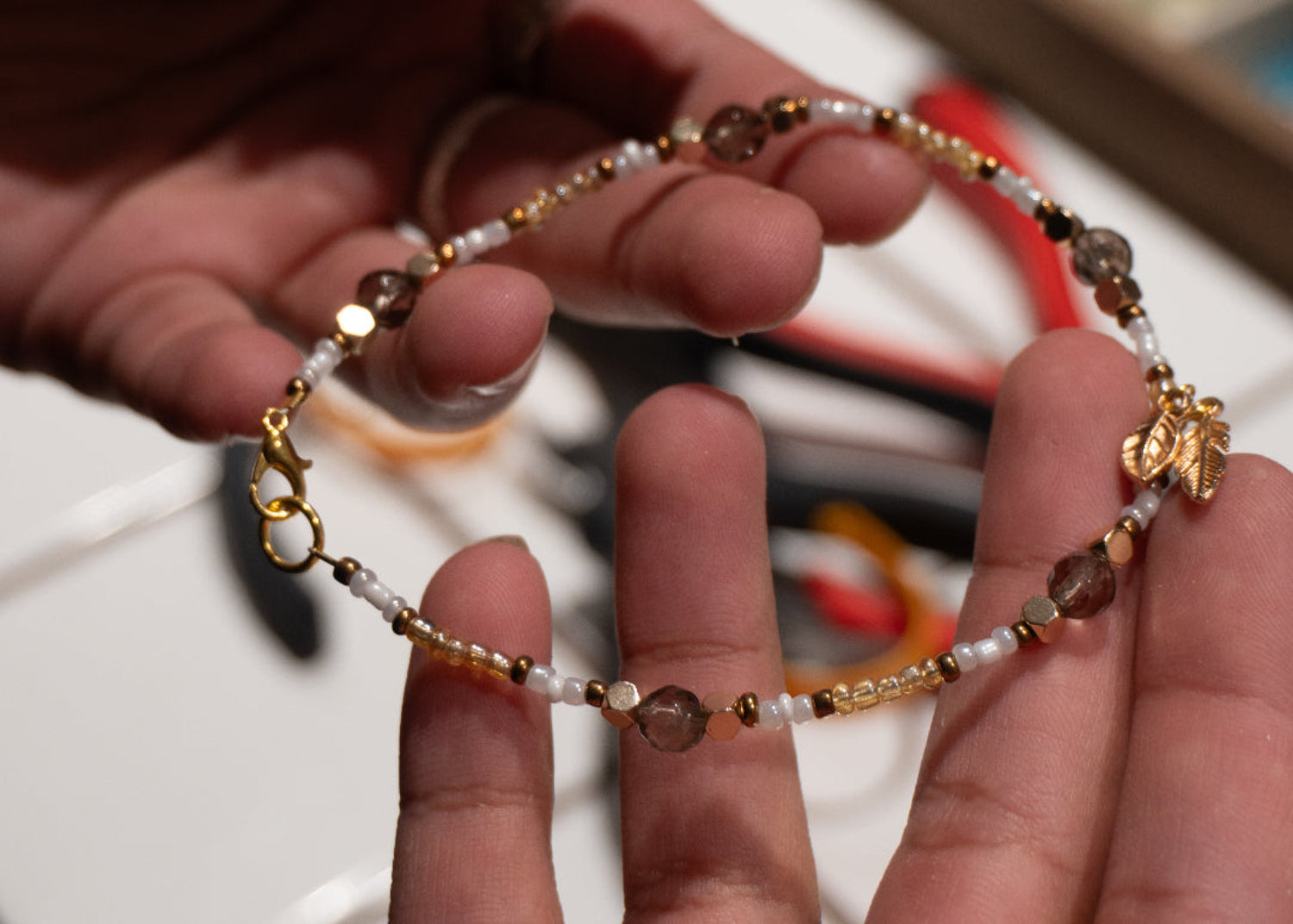 Håndlavet ankelkæde med perler og små charms fra Smyk & Hyg