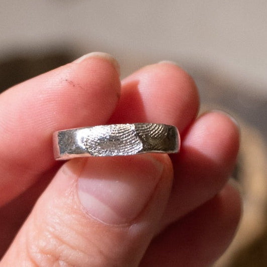 Unik vielsesring med fingeraftryk skabt hos Smyk & Hyg