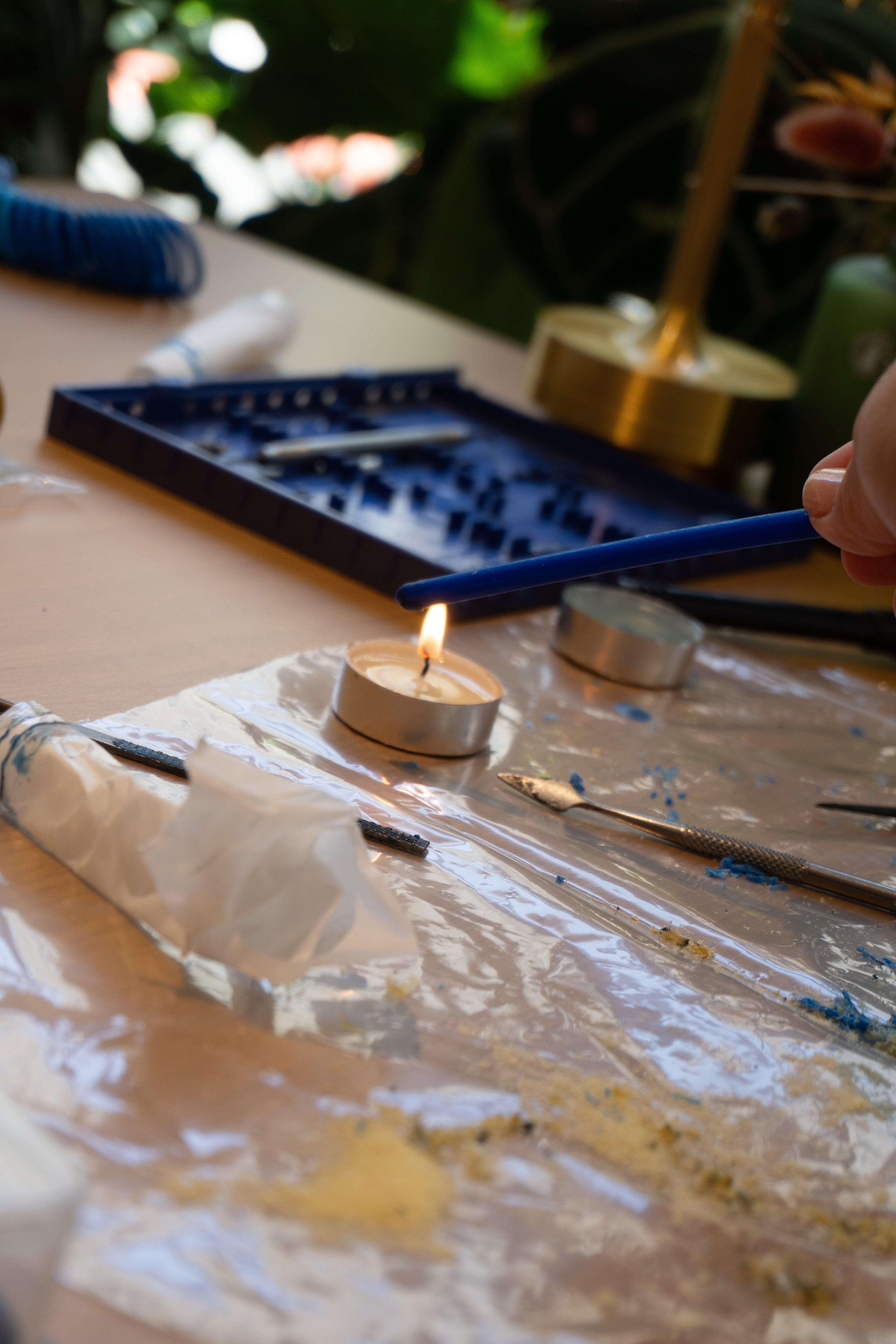 Voks varmes op over fyrfadslys som del af smykkedesign-processen i SMELT-konceptet hos Smyk & Hyg i Vejle