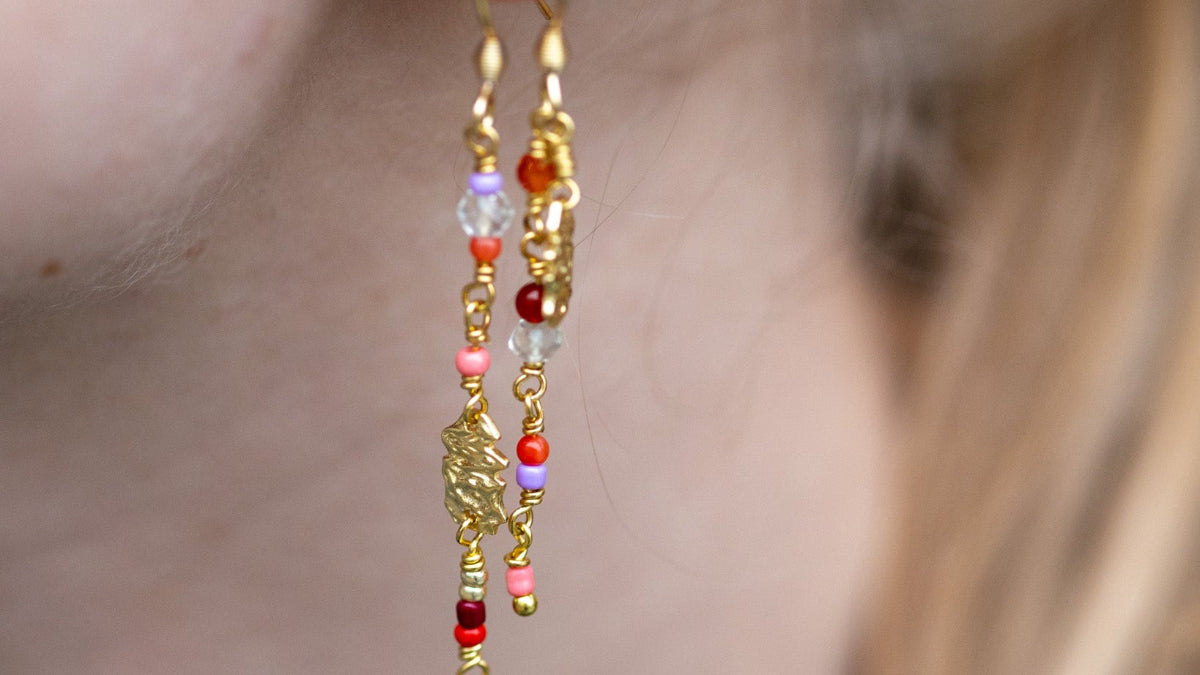 Øreringe med krog i guldfarver med forskellige perler og vedhæng