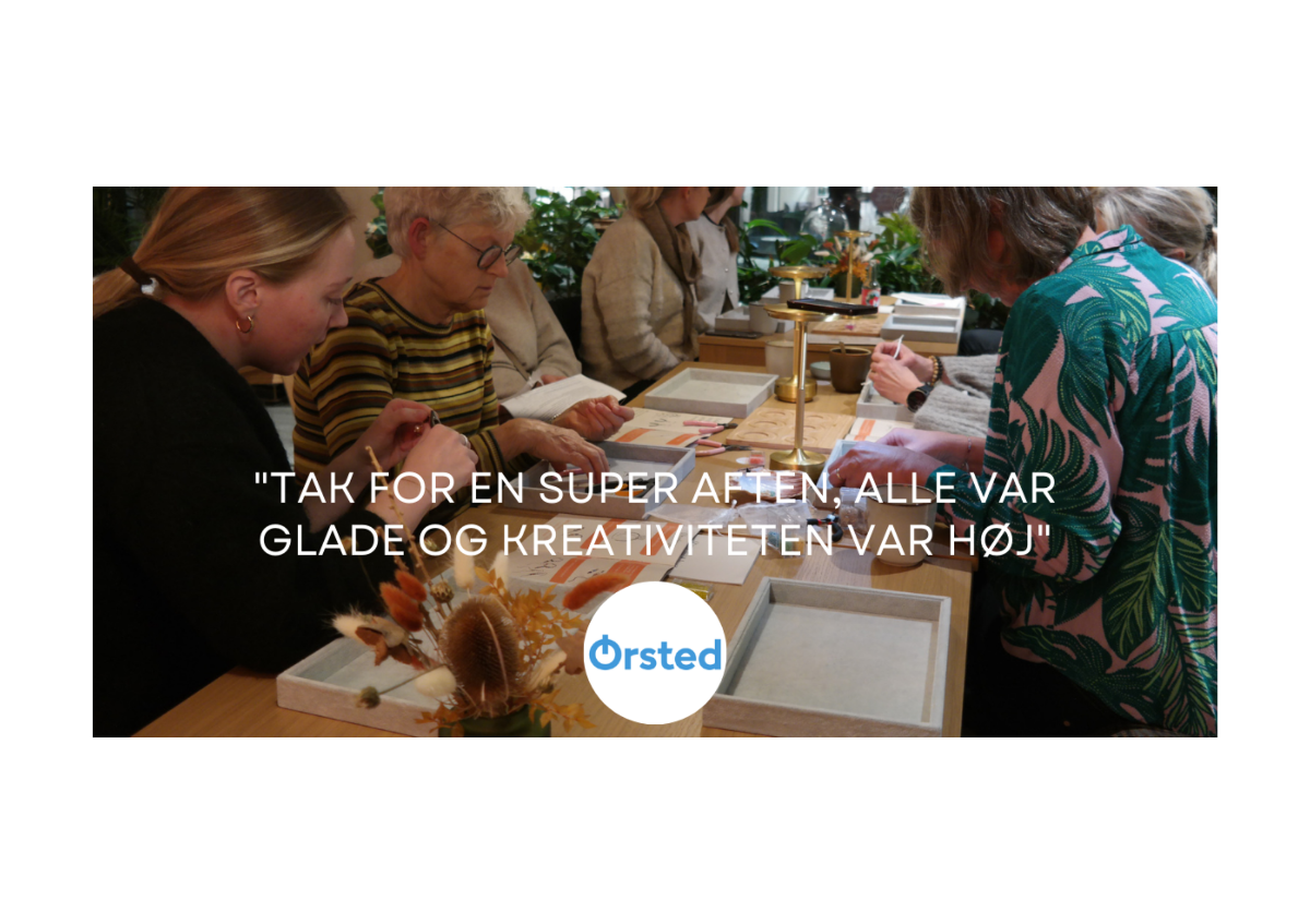 Medarbejdere laver smykker sammen under et hyggeligt firmaarrangement hos Smyk&Hyg i Vejle.