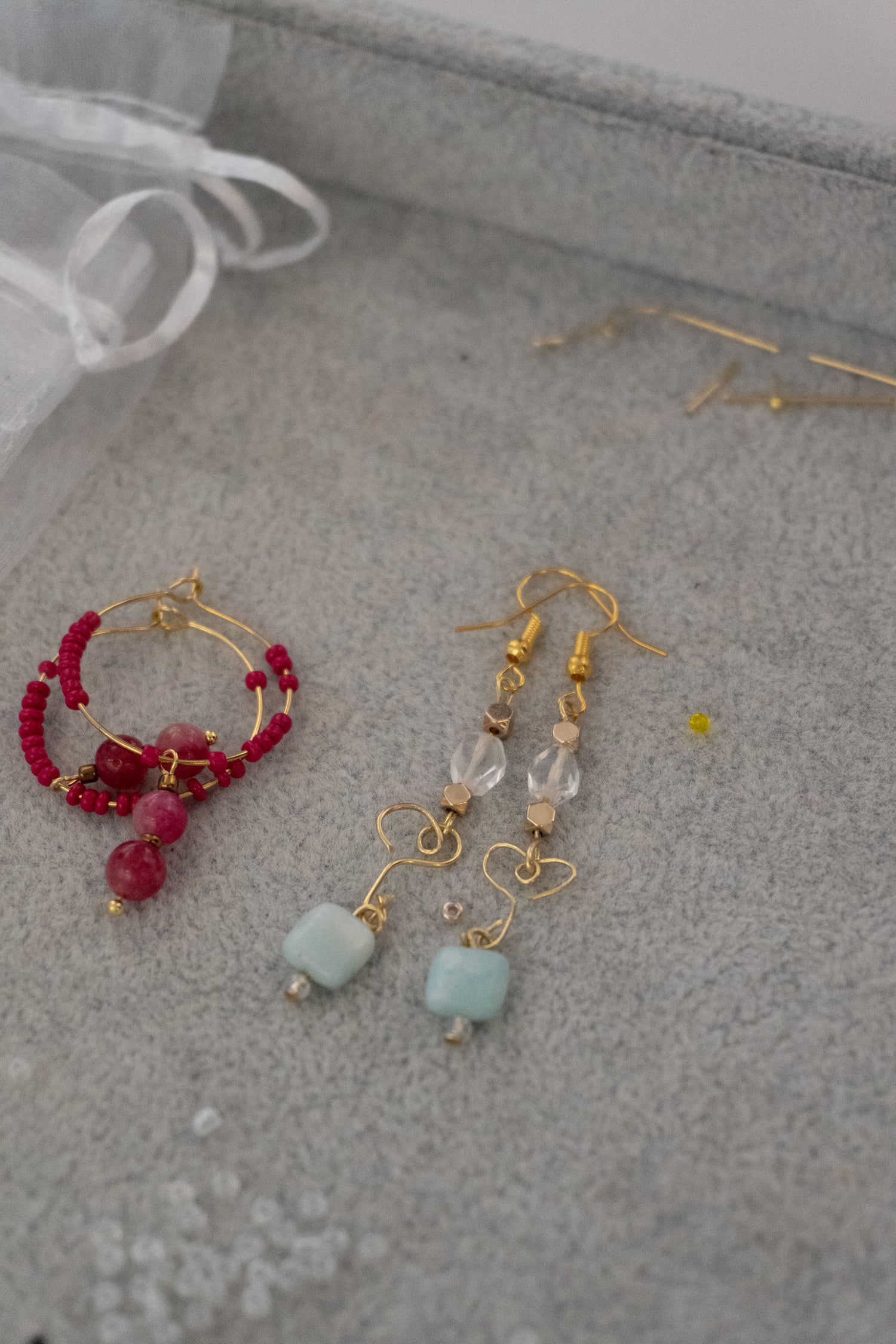 Øreringesæt i guld. Et creolsæt, med røde glasperler og røde turmalin. Et sæt med ørekroge, guld hæmatitperler, rosenkvarts og akvamarinperler. Håndlavet i vores smykkecafé, Smyk & Hyg i Vejle.
