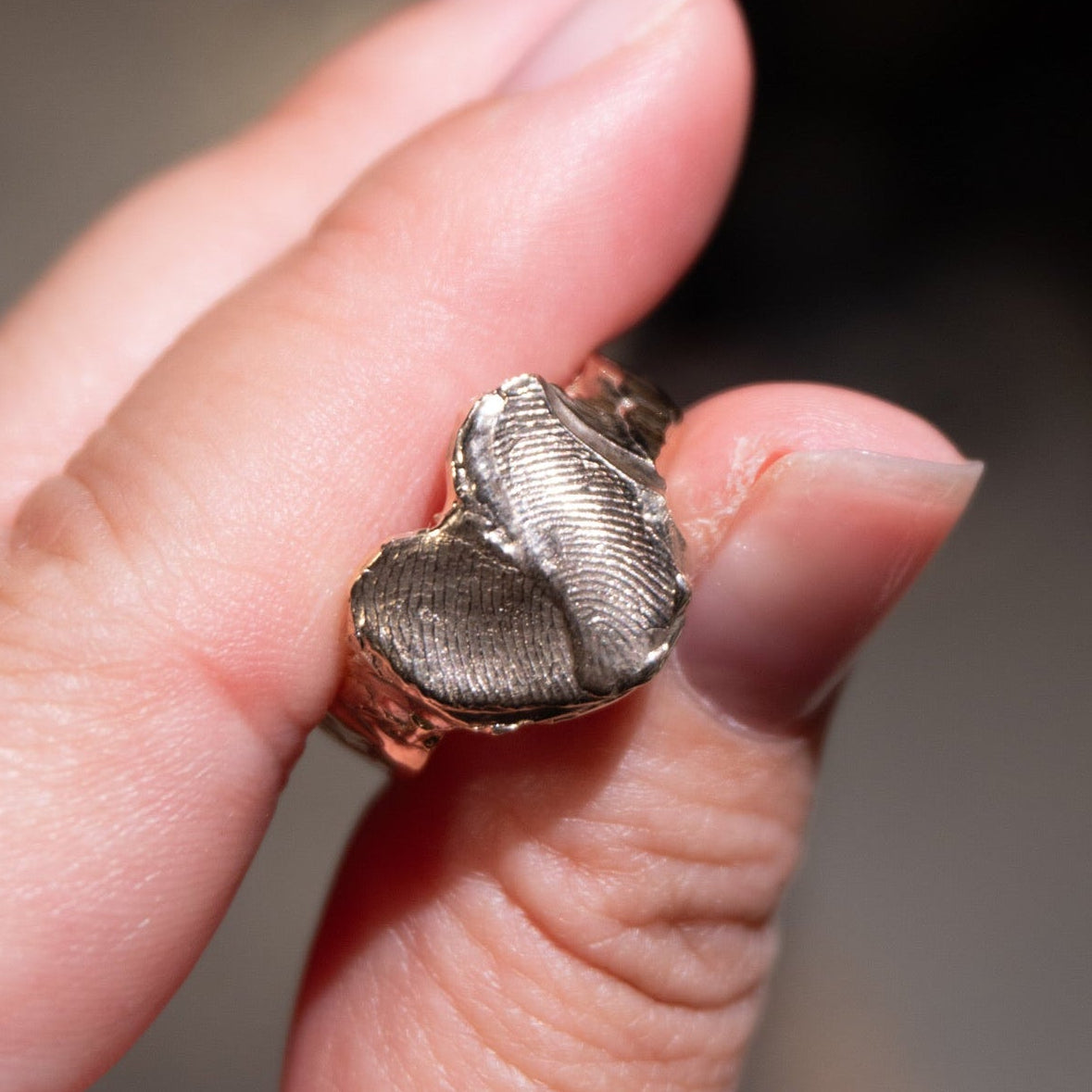 Hjerteformet ring med to fingeraftryk