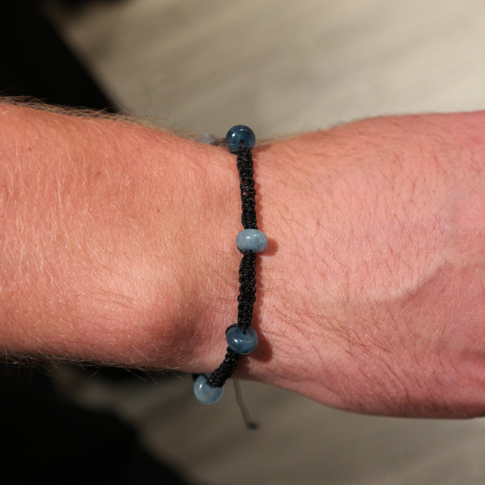 Knyttet armbånd med små blå perler båret på håndled, designet i smykkecafé hos Smyk&Hyg i Vejle