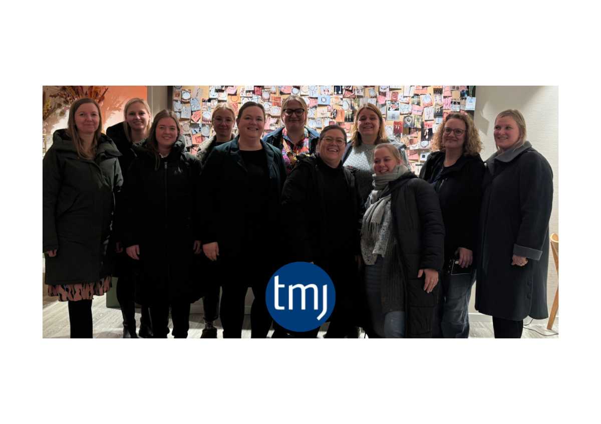 Billede af medarbejdere der har designet smykker under en kreativ teambuilding workshop hos Smyk&Hyg.