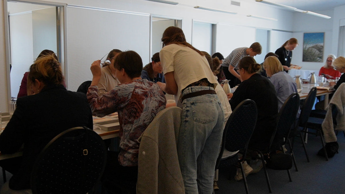 Medarbejdere deltager i firmaarrangement og laver smykker sammen under en kreativ teambuilding workshop ud af huset med Smyk&Hyg i Vejle.