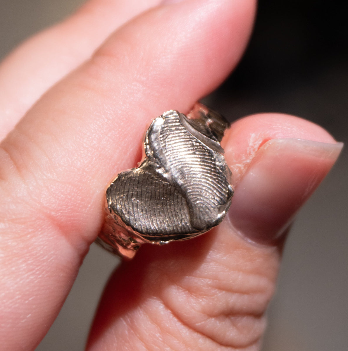 Hjerteformet ring med fingeraftryk designet af kunde i smykkecafé hos Smyk&Hyg i Vejle