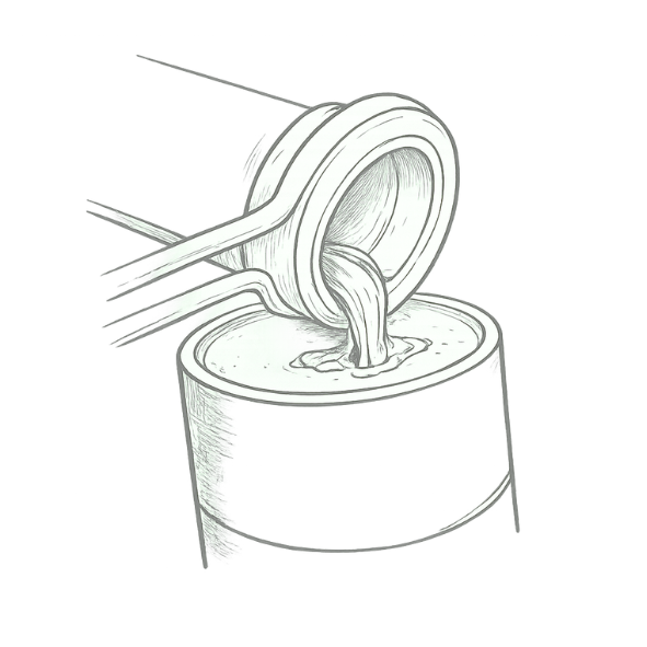 Illustration af lost wax casting processen, hvor smeltet metal hældes i en form efter voksmodel for at skabe en håndlavet vielsesring hos Smyk&Hyg