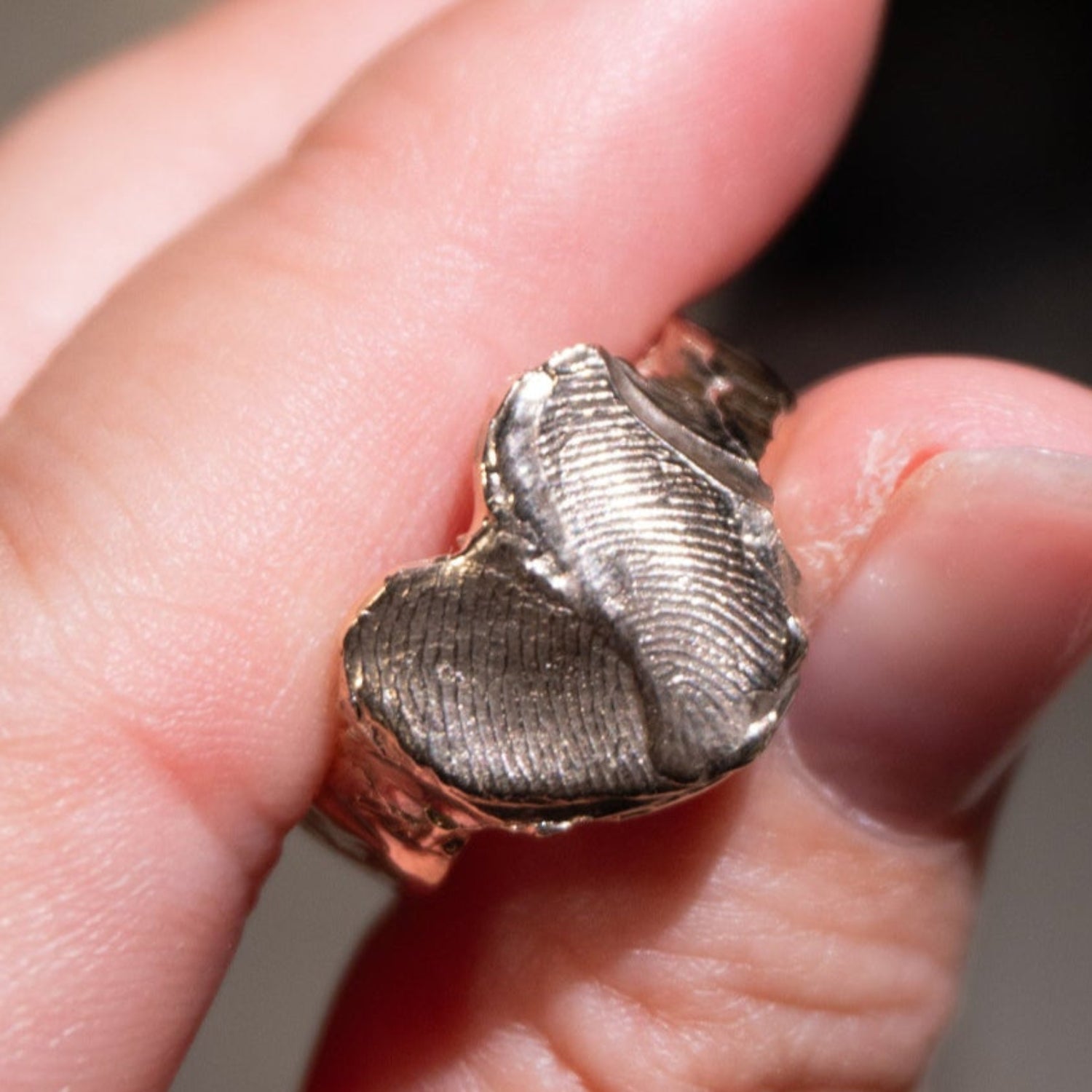 Hjerteformet ring med to unikke fingeraftryk. 