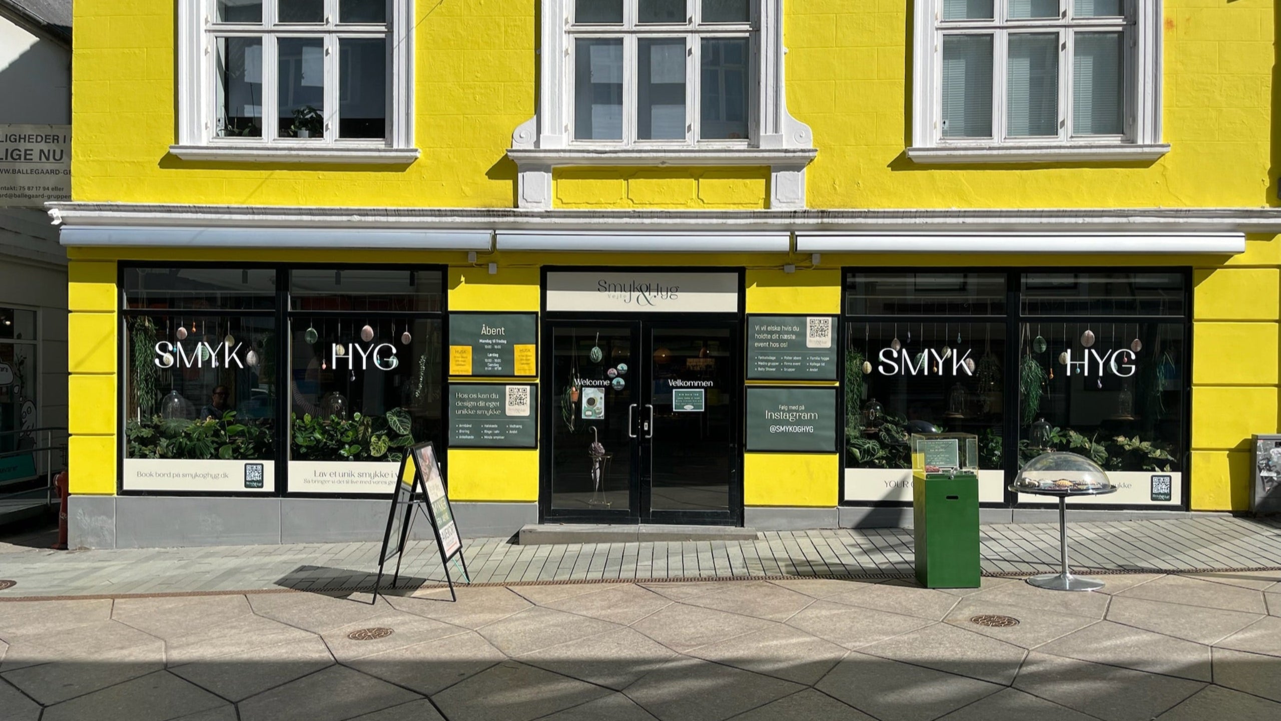 Smyk og Hygs gule facade som set udefra fra Vejles gågade