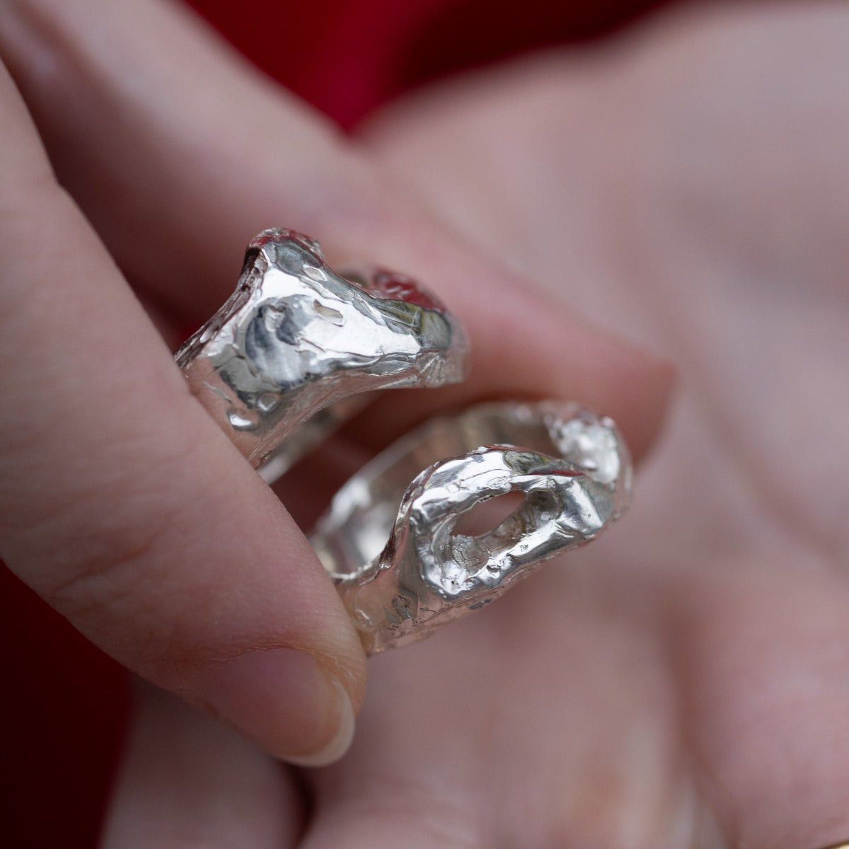 Håndlavede vielsesringe i sølv skabt gennem SMELT-konceptet hos Smyk&Hyg, hvor par selv designer og former deres ringe i voks