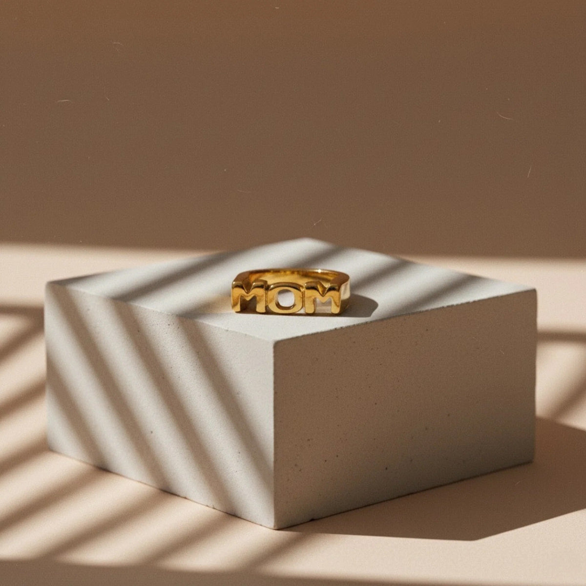 Forgyldt MOM ring fra Muun Studios i vandfast design – personlig og stilren ring hos Smyk&Hyg i Vejle