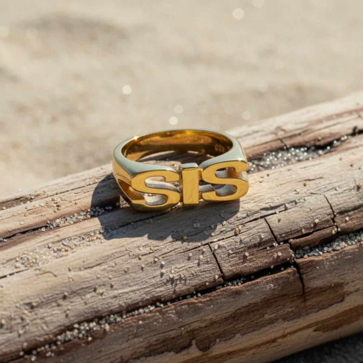 Forgyldt SIS ring fra Muun Studios i vandfast design – personlig ring med tekst hos Smyk&Hyg i Vejle