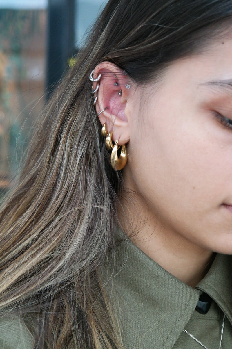 Detalje af vandfaste smykker stylet i et moderne og kreativt look – mix af øreringe og accessories fra Smyk&Hyg i Vejle
