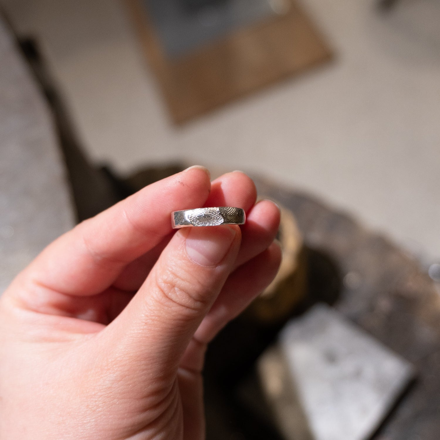 Unik vielsesring med fingeraftryk skabt hos Smyk & Hyg

