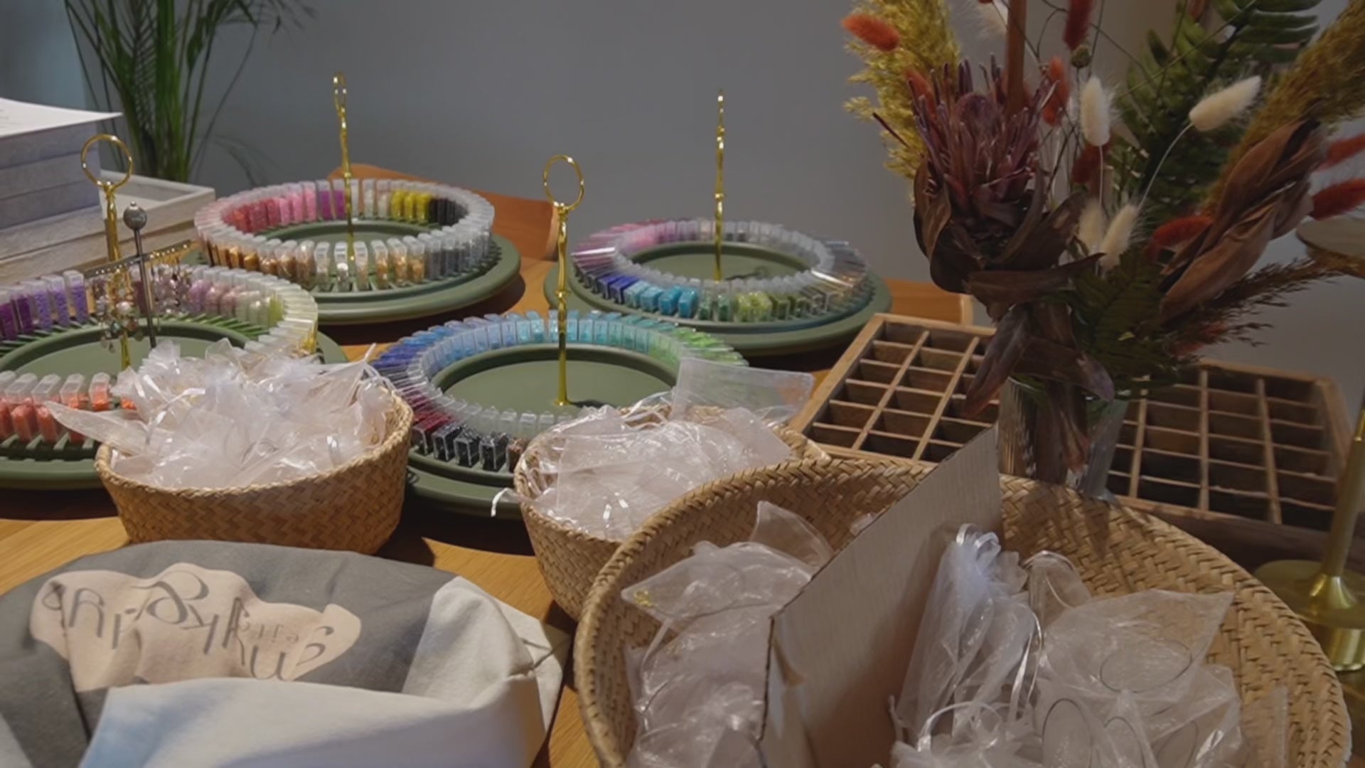 Indlæs video: Ud af huset event med kreativ smykkeworkshop fra Smyk &amp; Hyg hos privat eller erhvervskunde