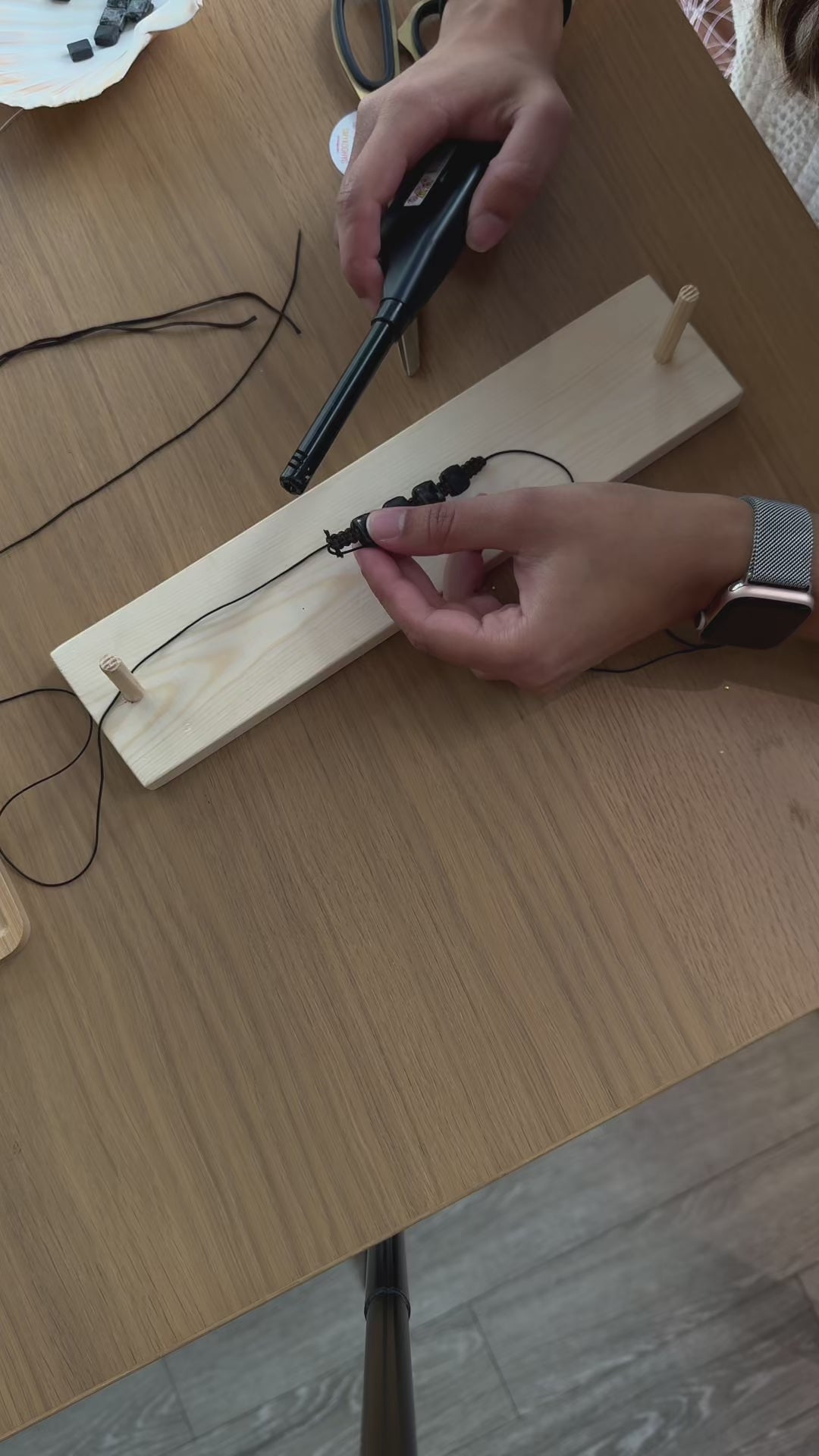 Indlæs video: Videoformat af vores knytte guide, der demonstrerer og visualiserer hvordan du udfører trin 5, for at knytte dit eget armbånd