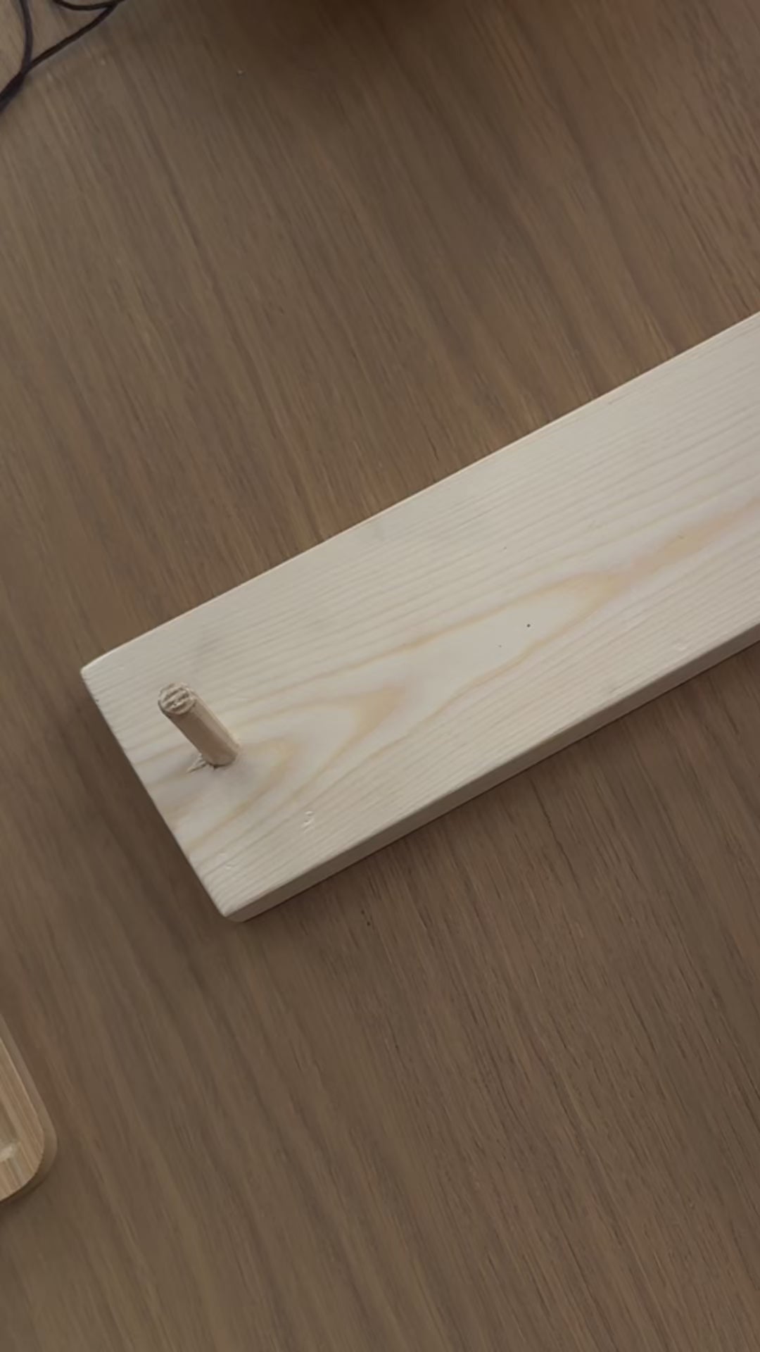 Indlæs video: Videoformat af vores knytte guide, der demonstrerer og visualiserer hvordan du udfører trin 1, for at knytte dit eget armbånd