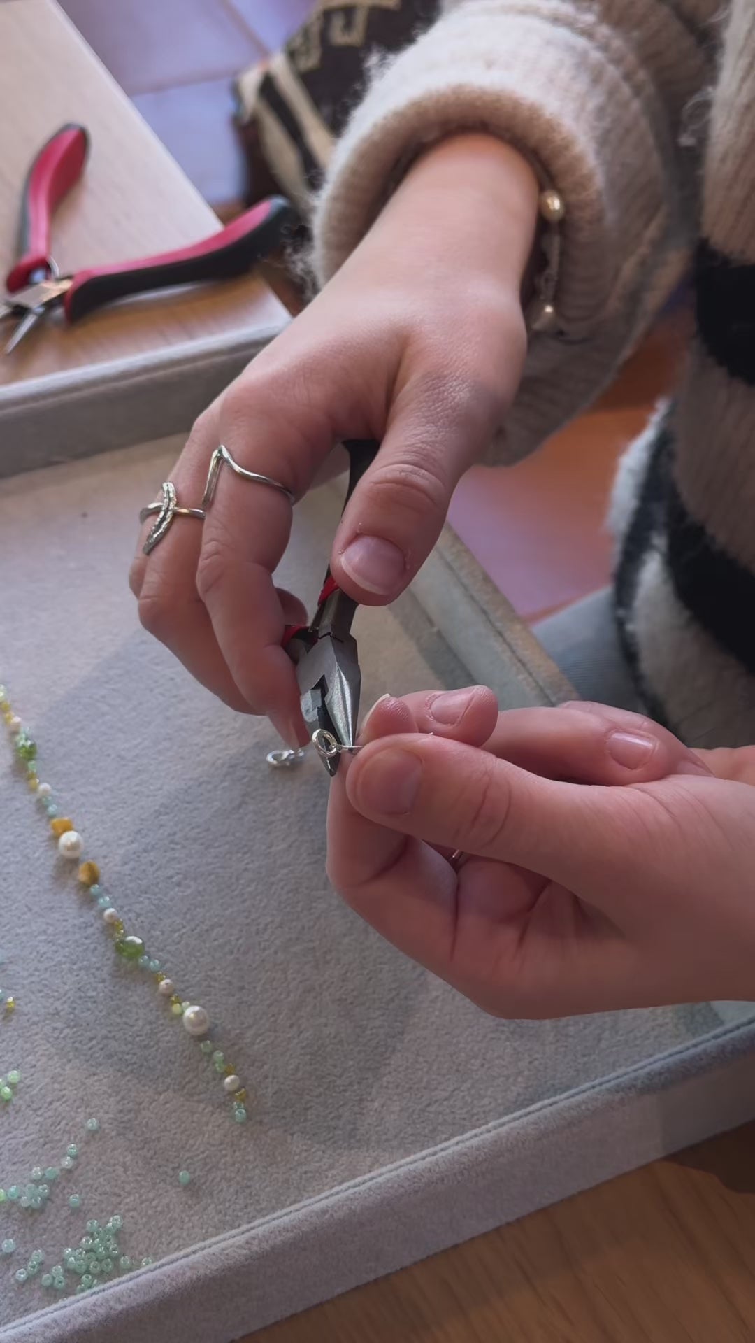 Videoformat af vores kombinerede armbånd, ankelkæde og halskæde guide, der demonstrerer og visualiserer hvordan du udfører trin 3.